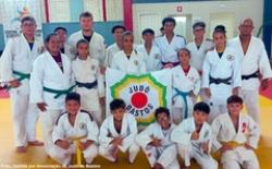 Atletas do Judô Bastos fazem treinamento no Shotyugueiko de Divinolândia