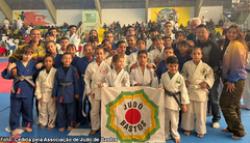 Com 17 medalhas conquistadas, Judô Bastos é vice-campeão por equipe no Torneio de Junqueirópolis